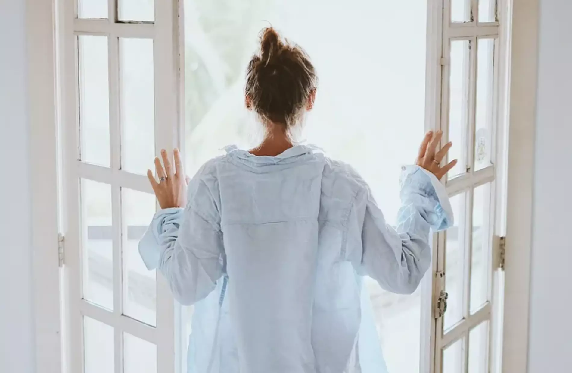 Schlafzimmer lüften und abdunkeln für einen erholsamen Schlaf